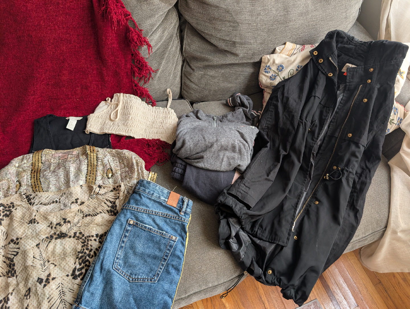 Teen Clothing Bundle 👖🖤 – 18 Pieces Total!