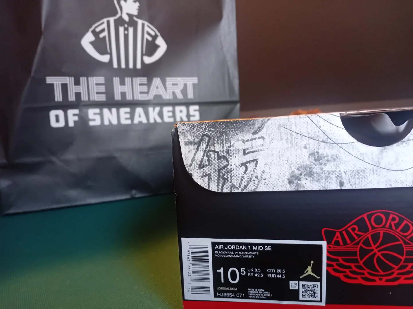 Air Jordan 1 Mid SE Black/Varsity Maize, Size 10.5 image indicator(4)