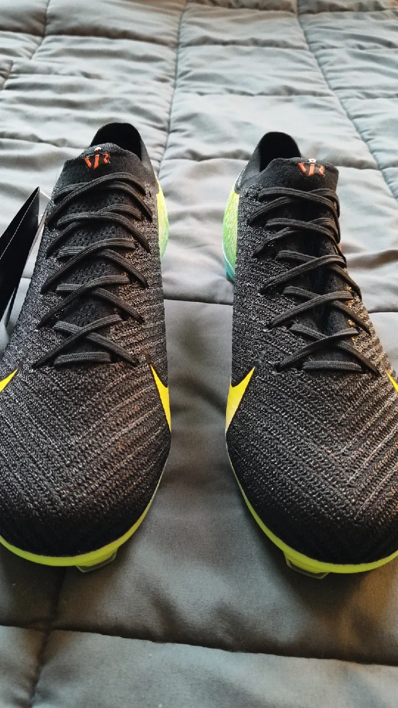 Vini Jr Football boots, size 9.5 image indicator(3)