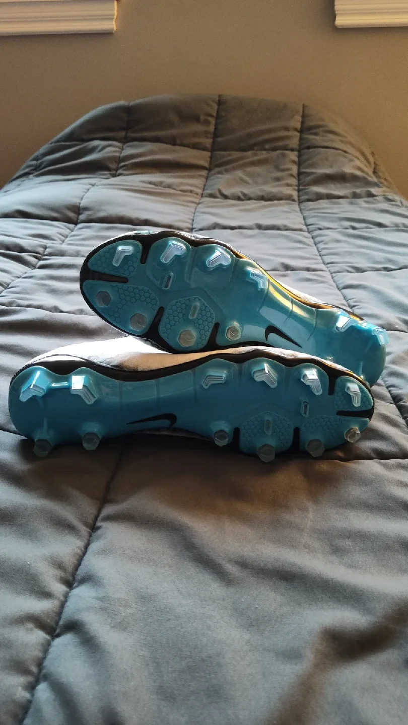 Hypervenom elite hydra football boots image indicator(2)