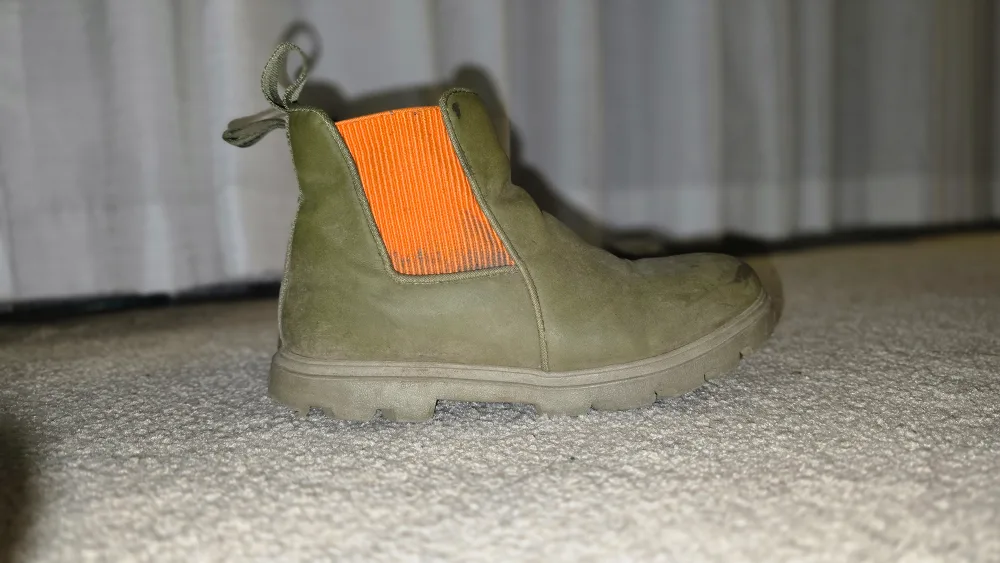 🧡MOVING SALE - Assorted kids' shoes and boots image indicator(6)