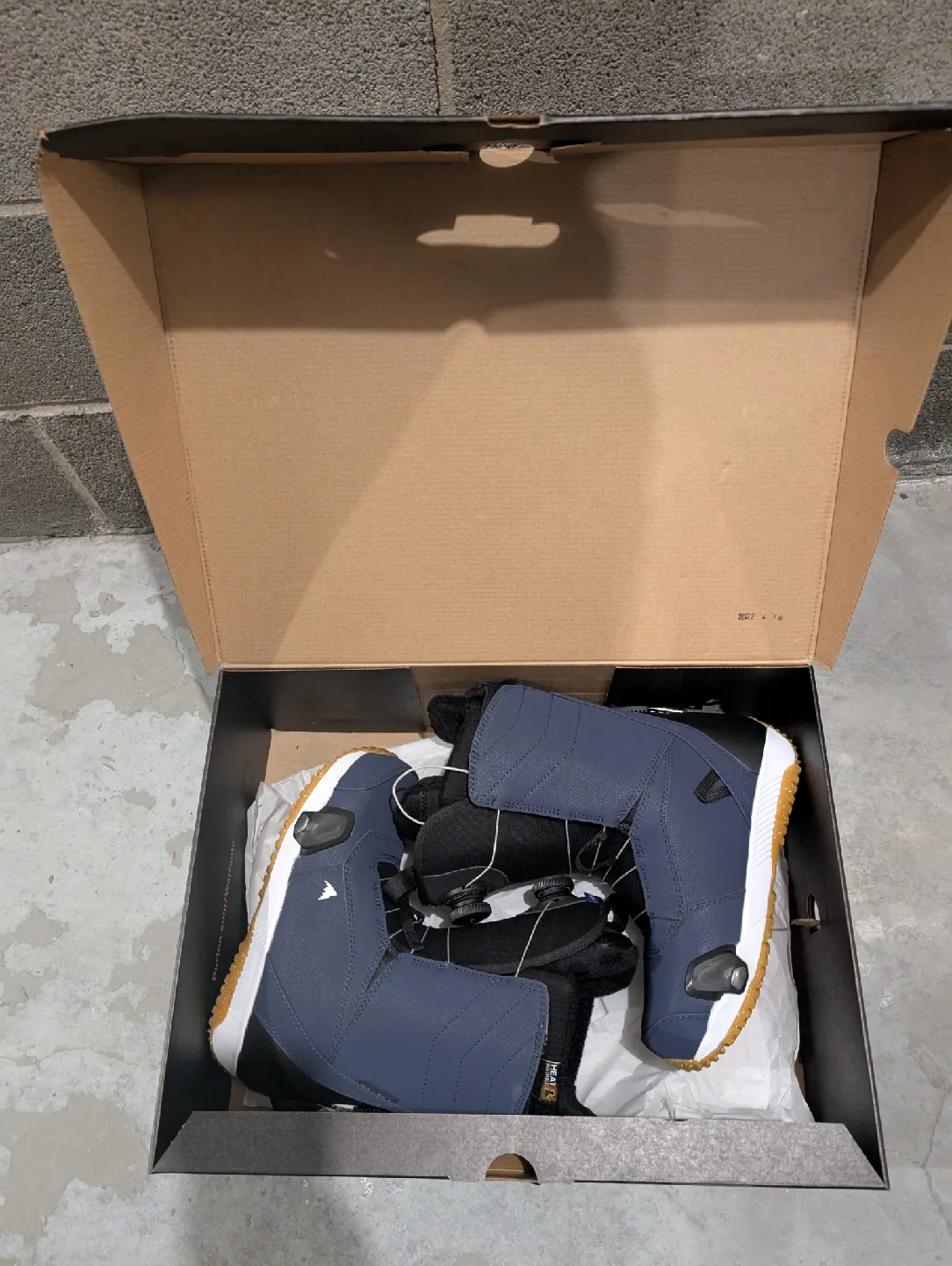 Public snowboard 153, Burton Step On Bindings and Boots Size 9 image indicator(4)