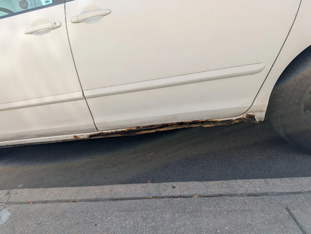 2009 Toyota Sienna LE minivan  - White image indicator(2)