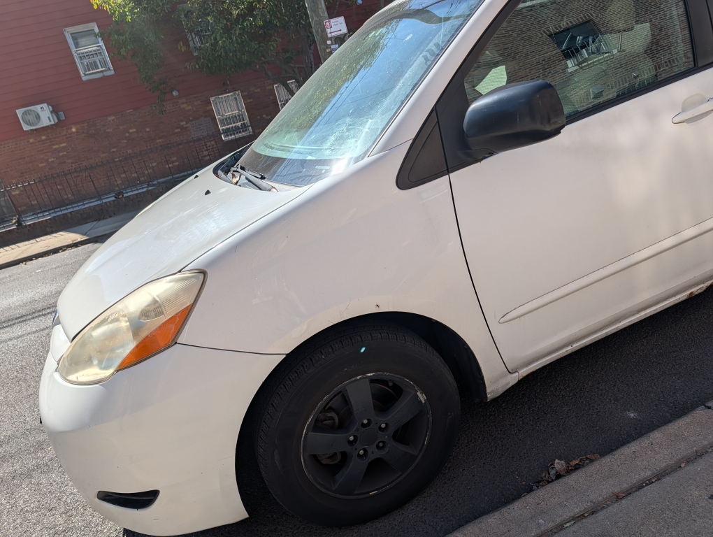 2009 Toyota Sienna LE minivan  - White - photo 3