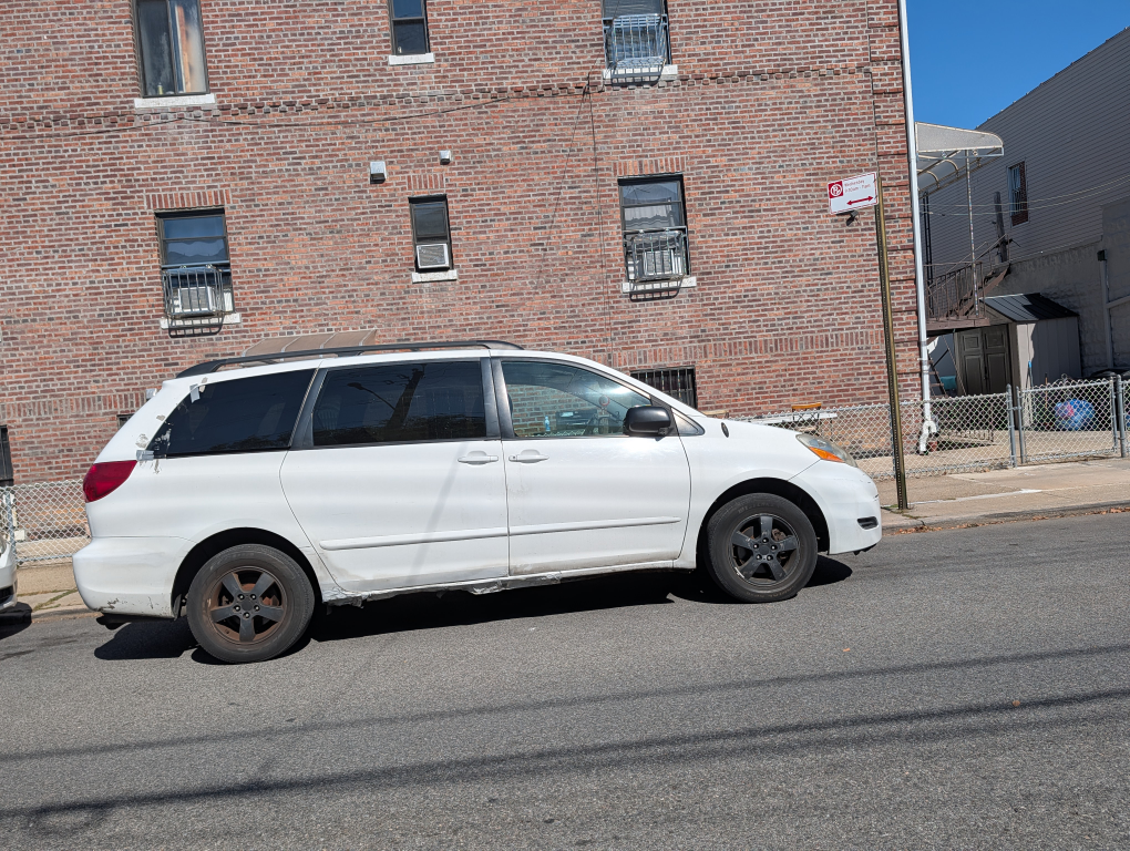 2009 Toyota Sienna LE minivan  - White