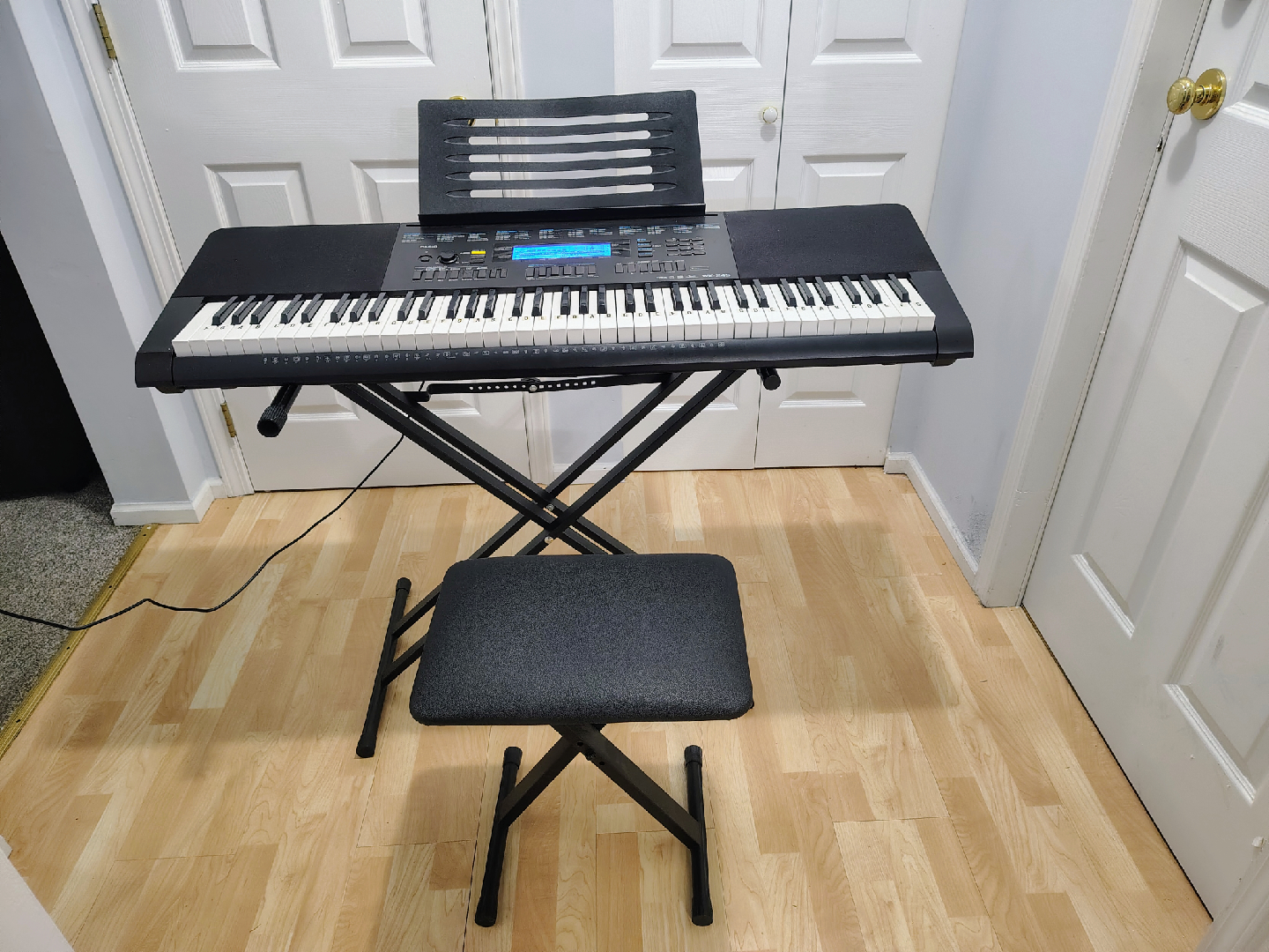 Casio WK-245 Keyboard w/bench