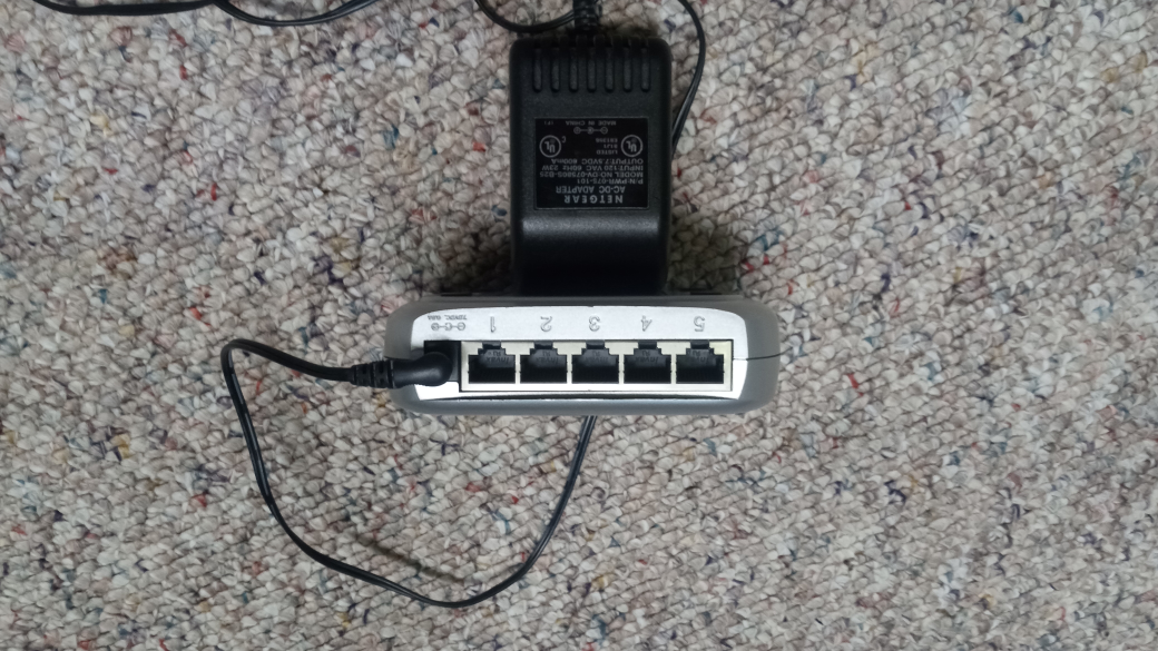 Netgear Fast Ethernet Switch FS605 v2 - photo 2