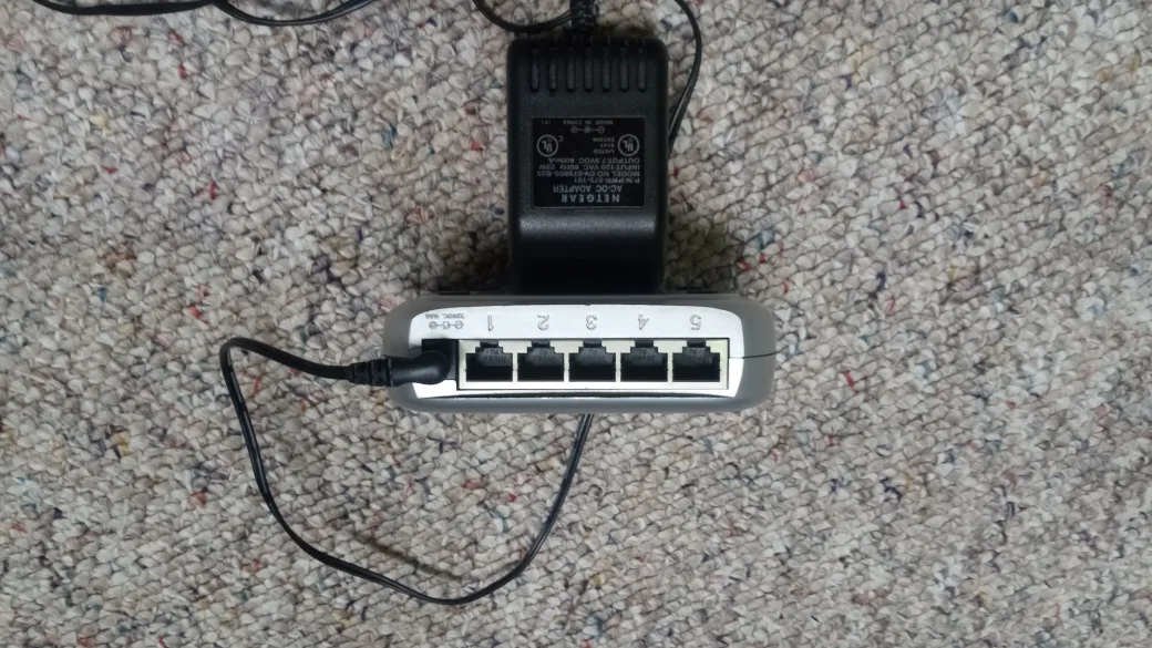 Netgear Fast Ethernet Switch FS605 v2 image indicator(2)