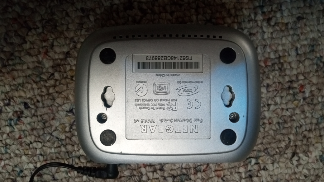 Netgear Fast Ethernet Switch FS605 v2 - photo 3