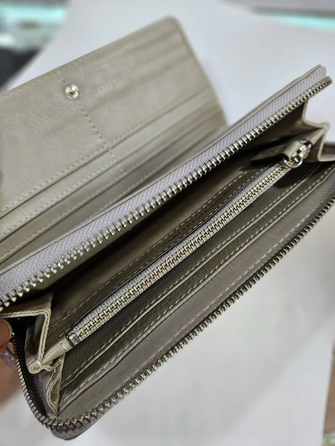 Banana Republic Wallet - Light Grey image indicator(4)