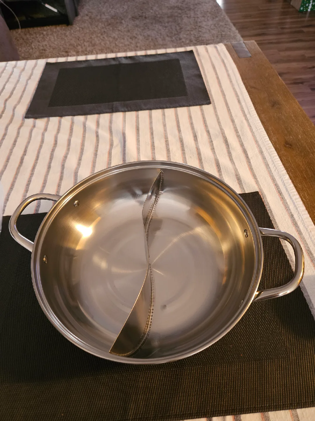 Stainless Steel Hot Pot with Divider - Brand New! image indicator(2)