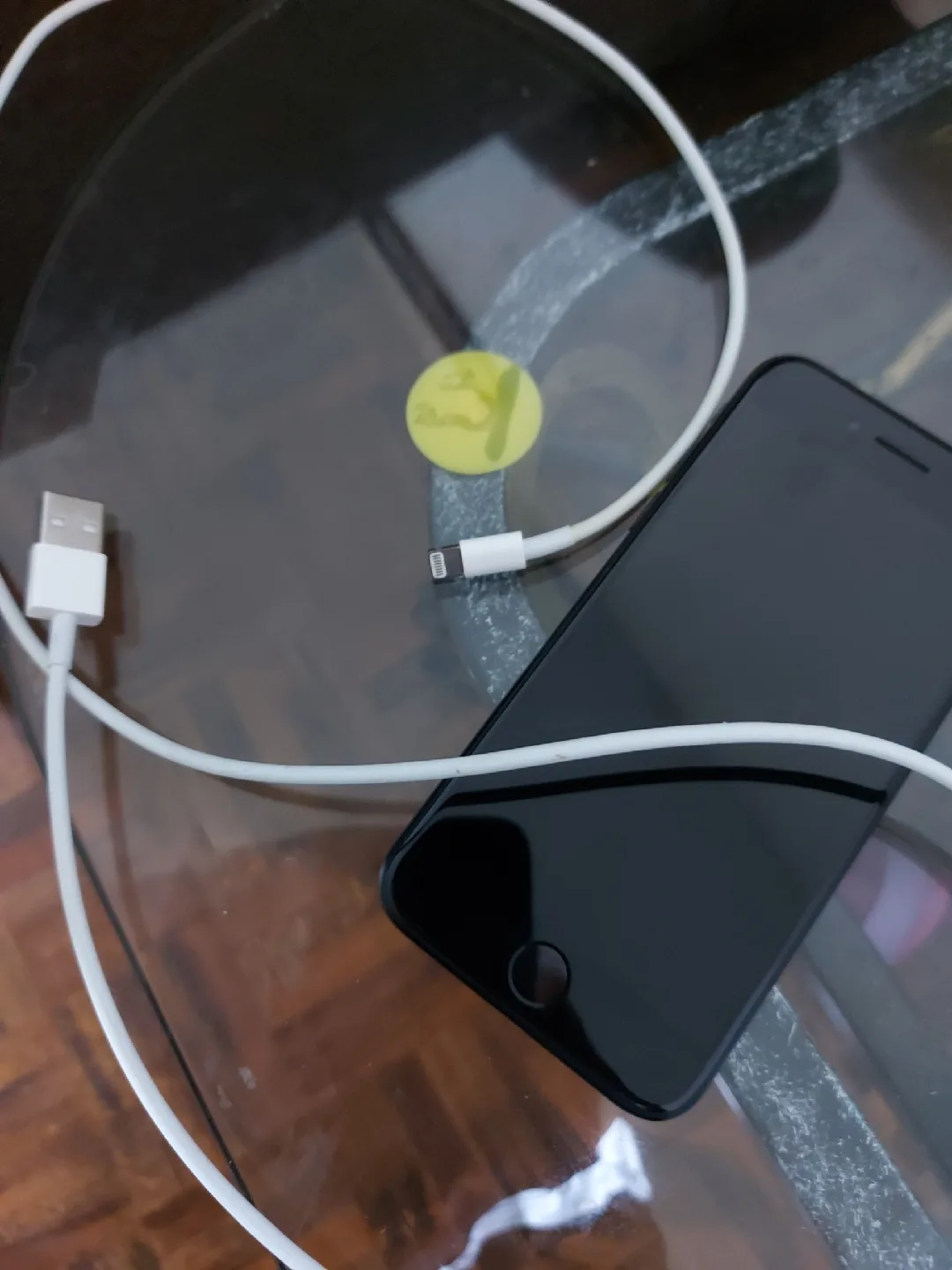 iPhone SE Black with Charger and Cases image indicator(3)