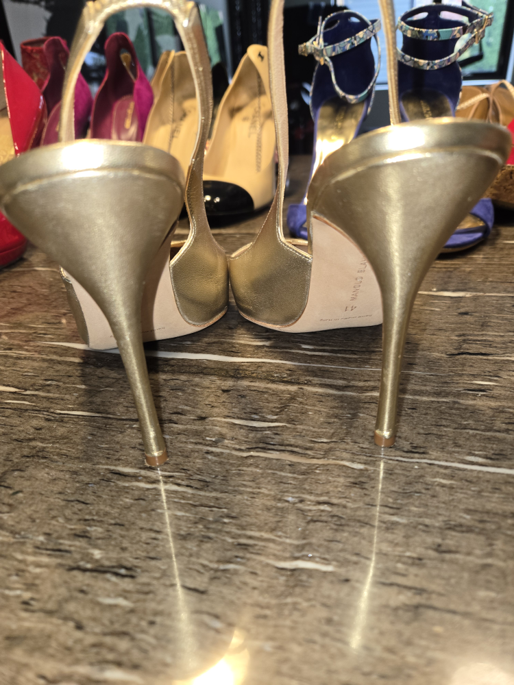 Manolo Blahnik Gold Slingback Heels - Size 41 - photo 4
