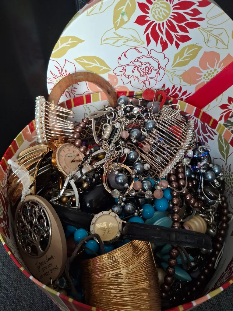 Box of Assorted Jewellery & Accessories image indicator(4)