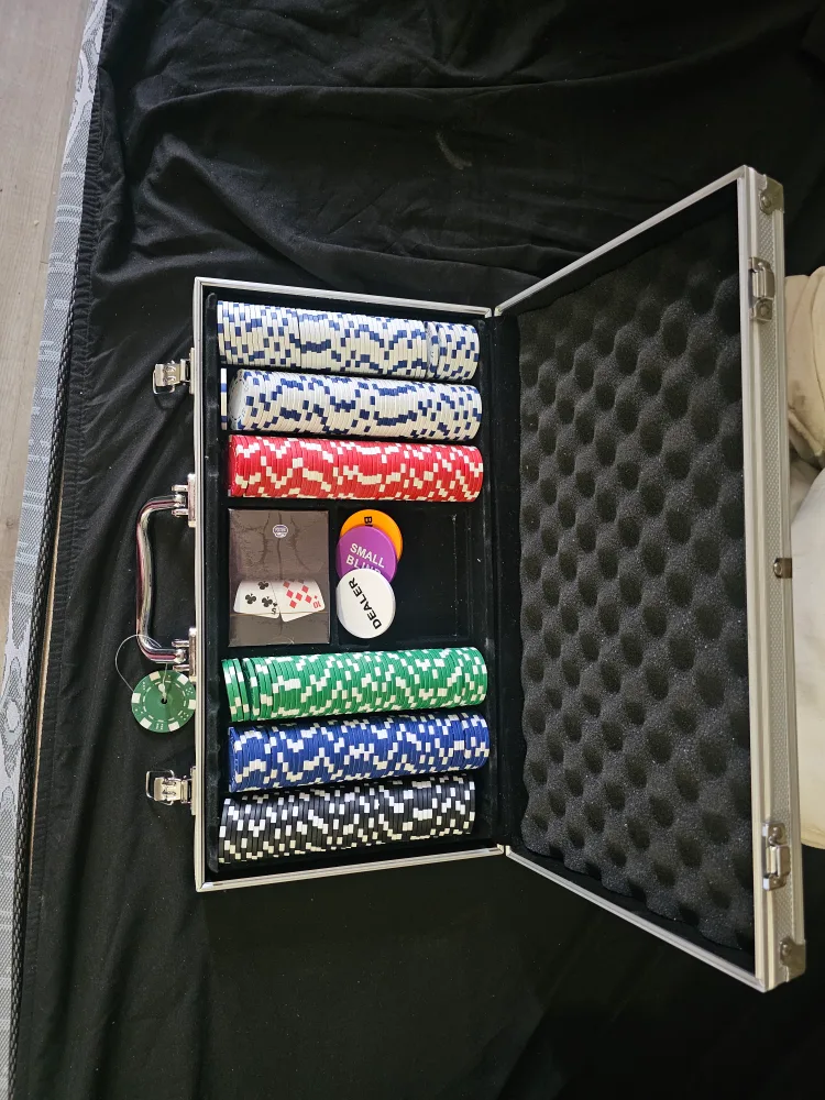 Deluxe Poker Tabletop Set image indicator(2)