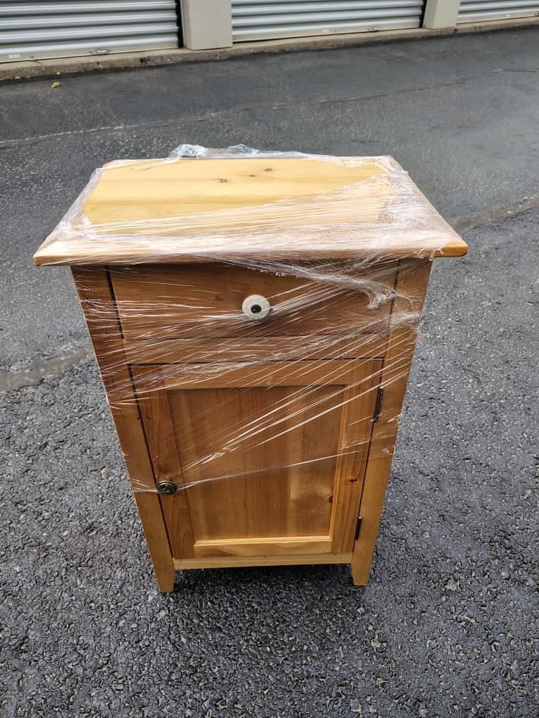 Wooden Nightstand with Storage Space 🥕