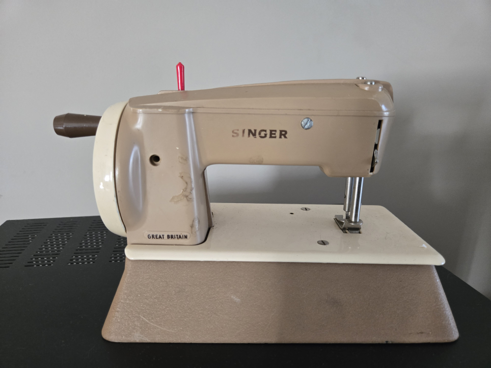 Vintage Singer Sewing Machine - photo 2