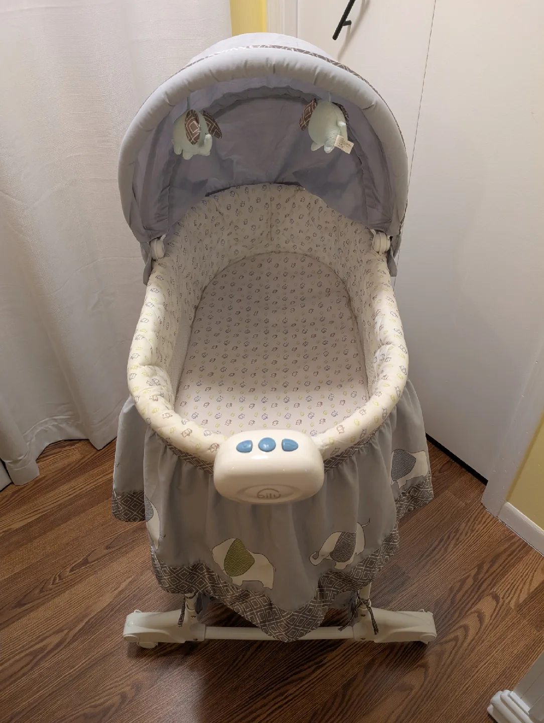 Baby Bassinet - Like New Condition image indicator(2)