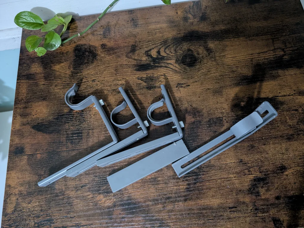 Adjustable curtain rod hanging brackets