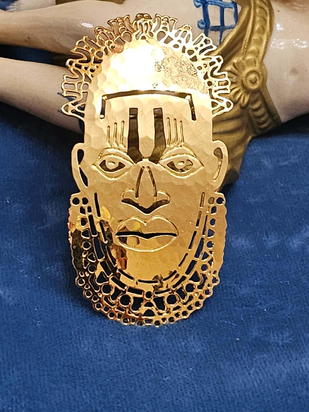 Vintage WB Gold Tone Face Brooch thumbnail