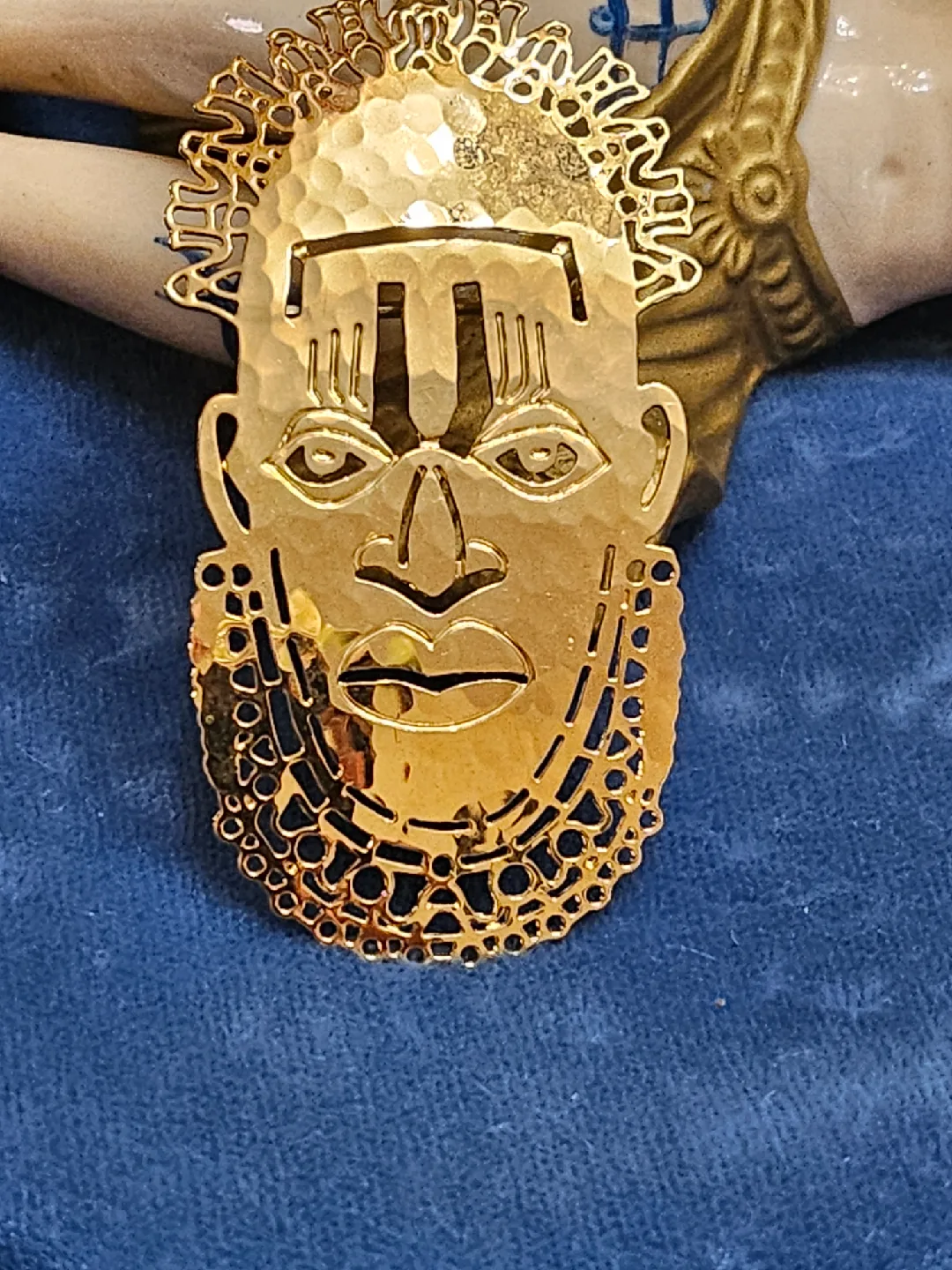 Vintage WB Gold Tone Face Brooch image indicator(2)