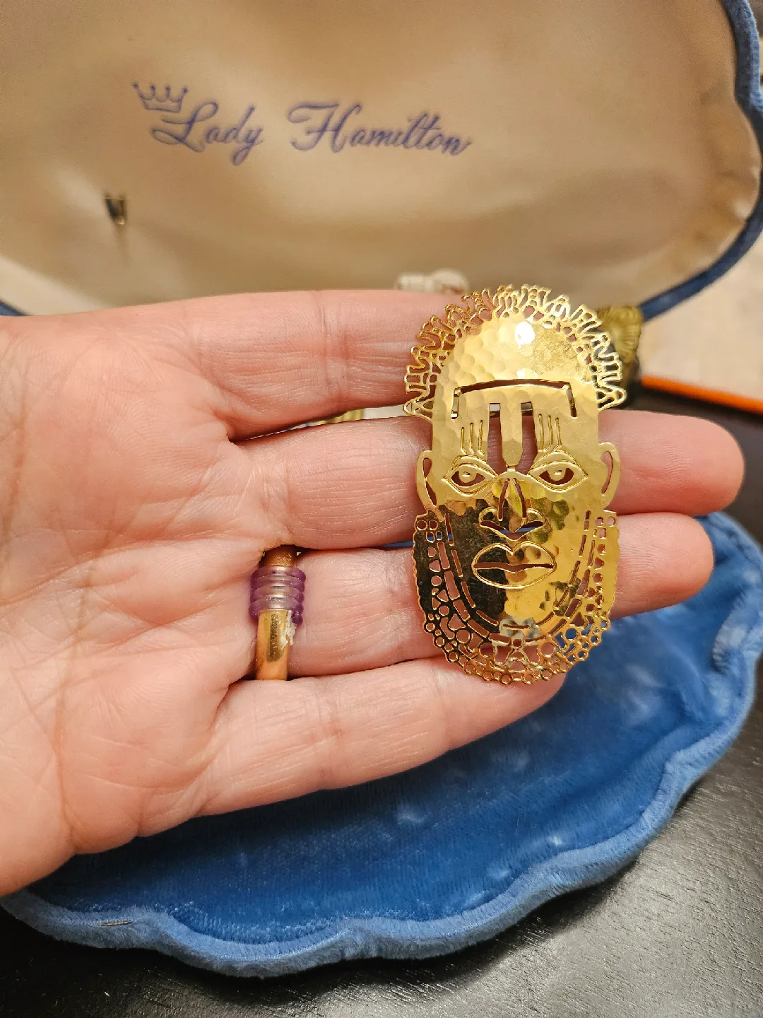 Vintage WB Gold Tone Face Brooch image indicator(6)