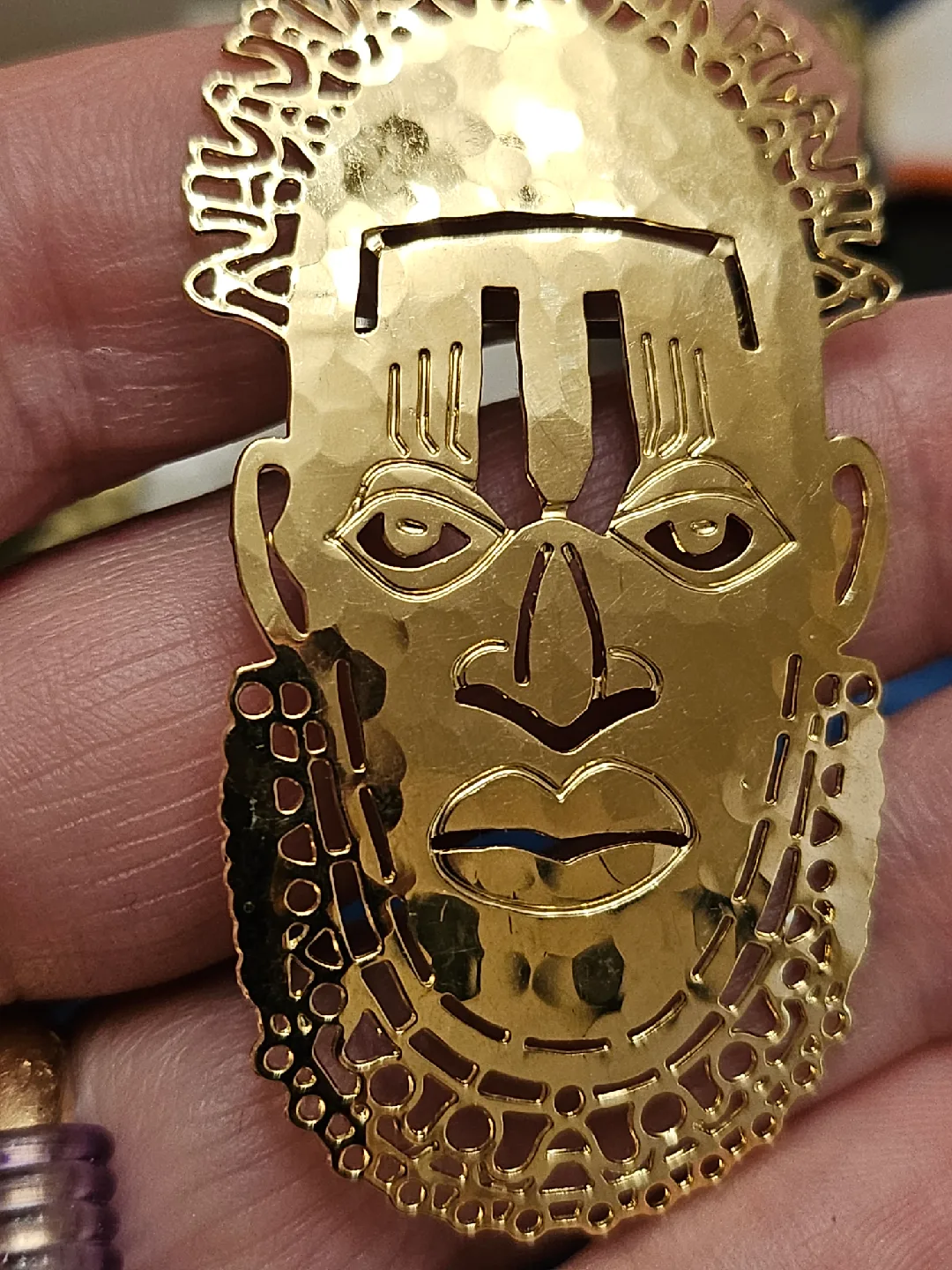 Vintage WB Gold Tone Face Brooch image indicator(9)