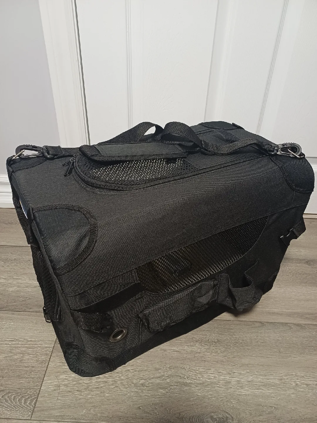 Veehoo Pet Carrier - Black image indicator(2)