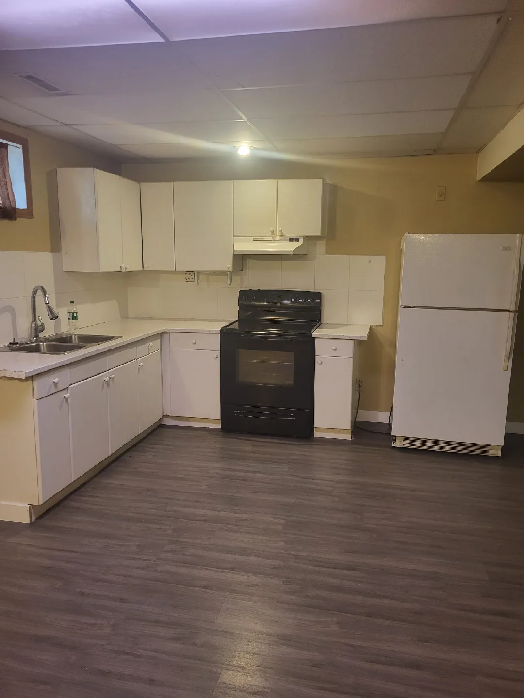 2 bedrooms basement for rent image indicator(3)