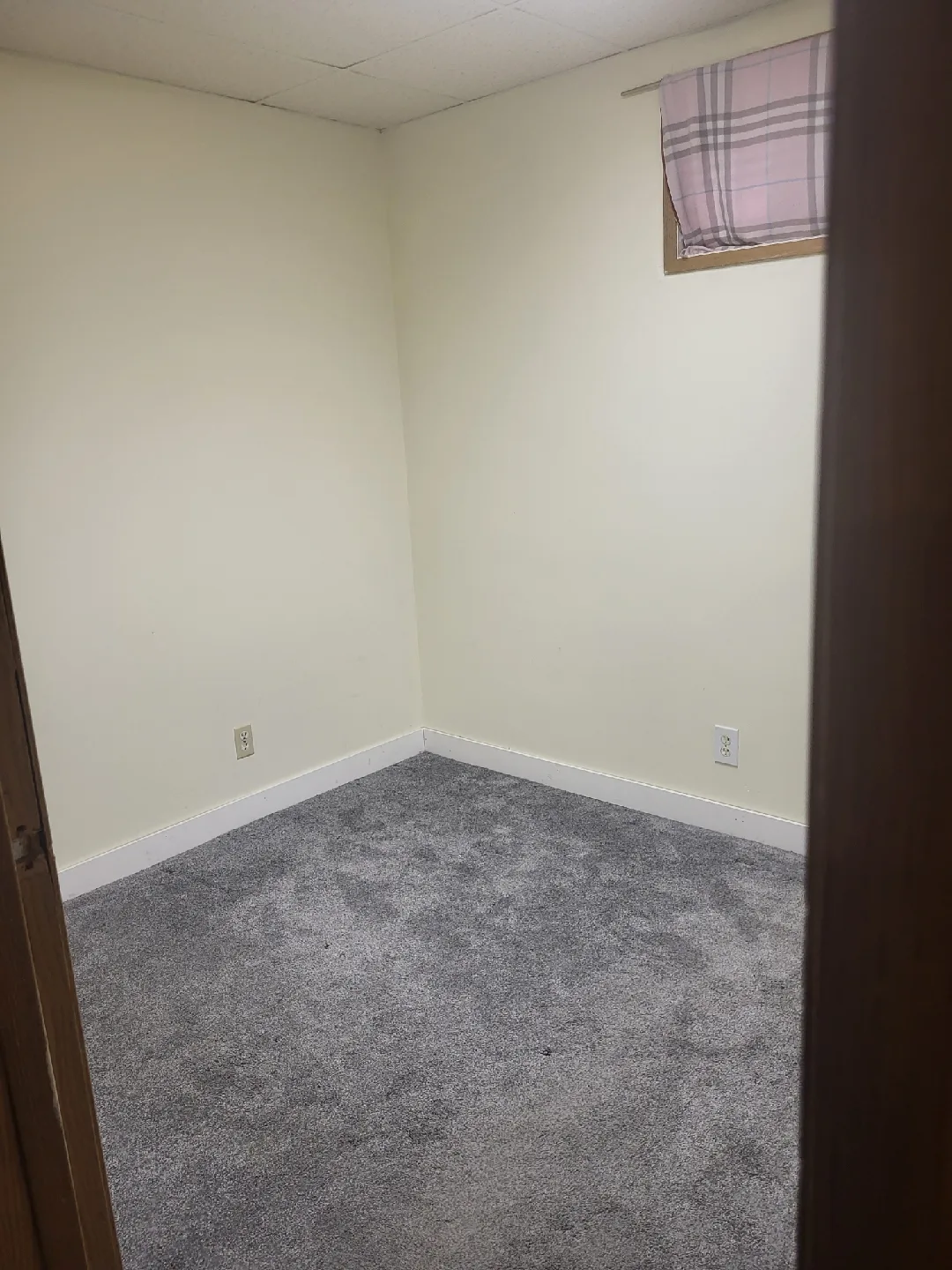 2 bedrooms basement for rent image indicator(5)