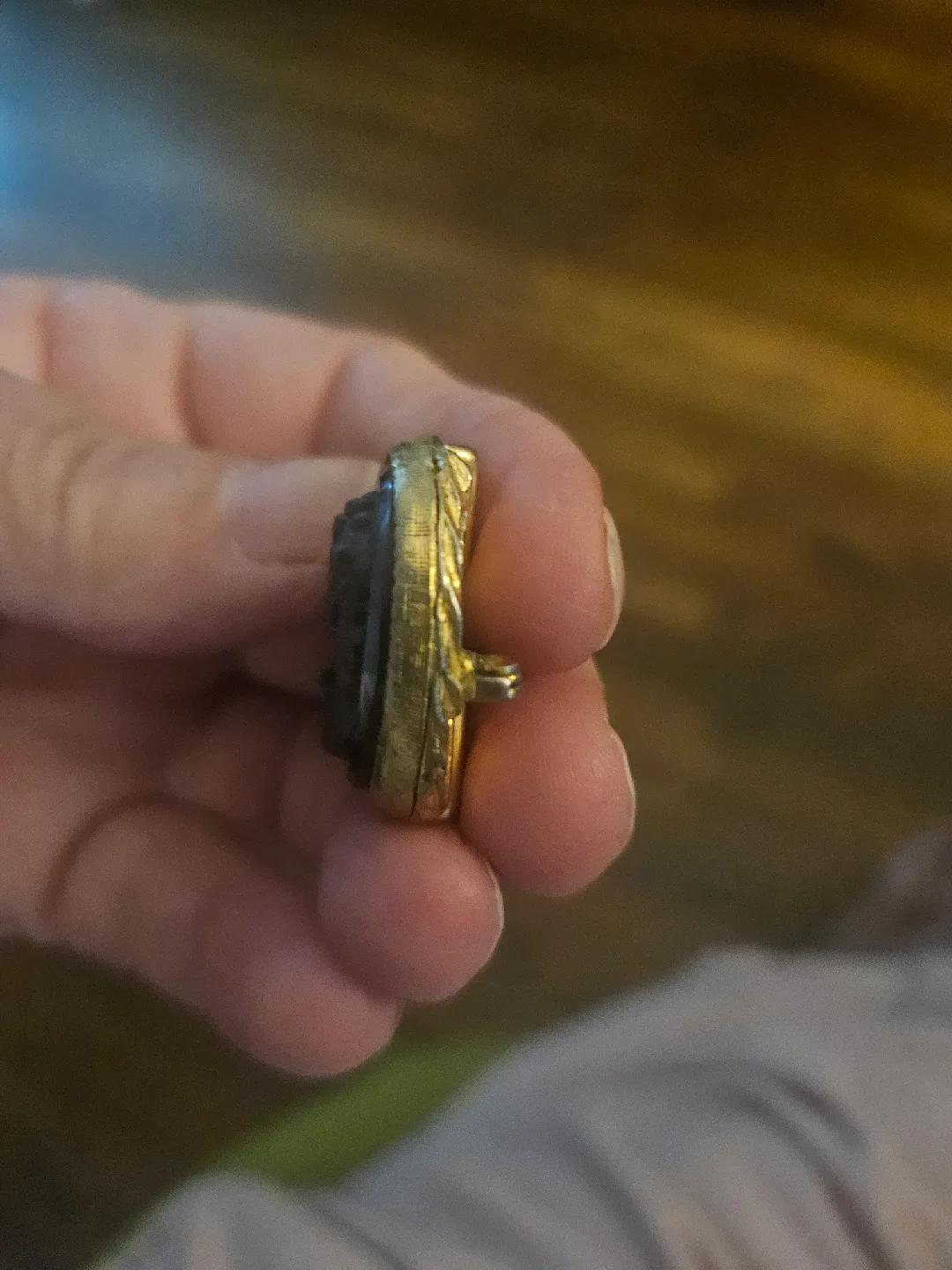 VTG 60s  gold tone black  glass cameo style brooch image indicator(2)