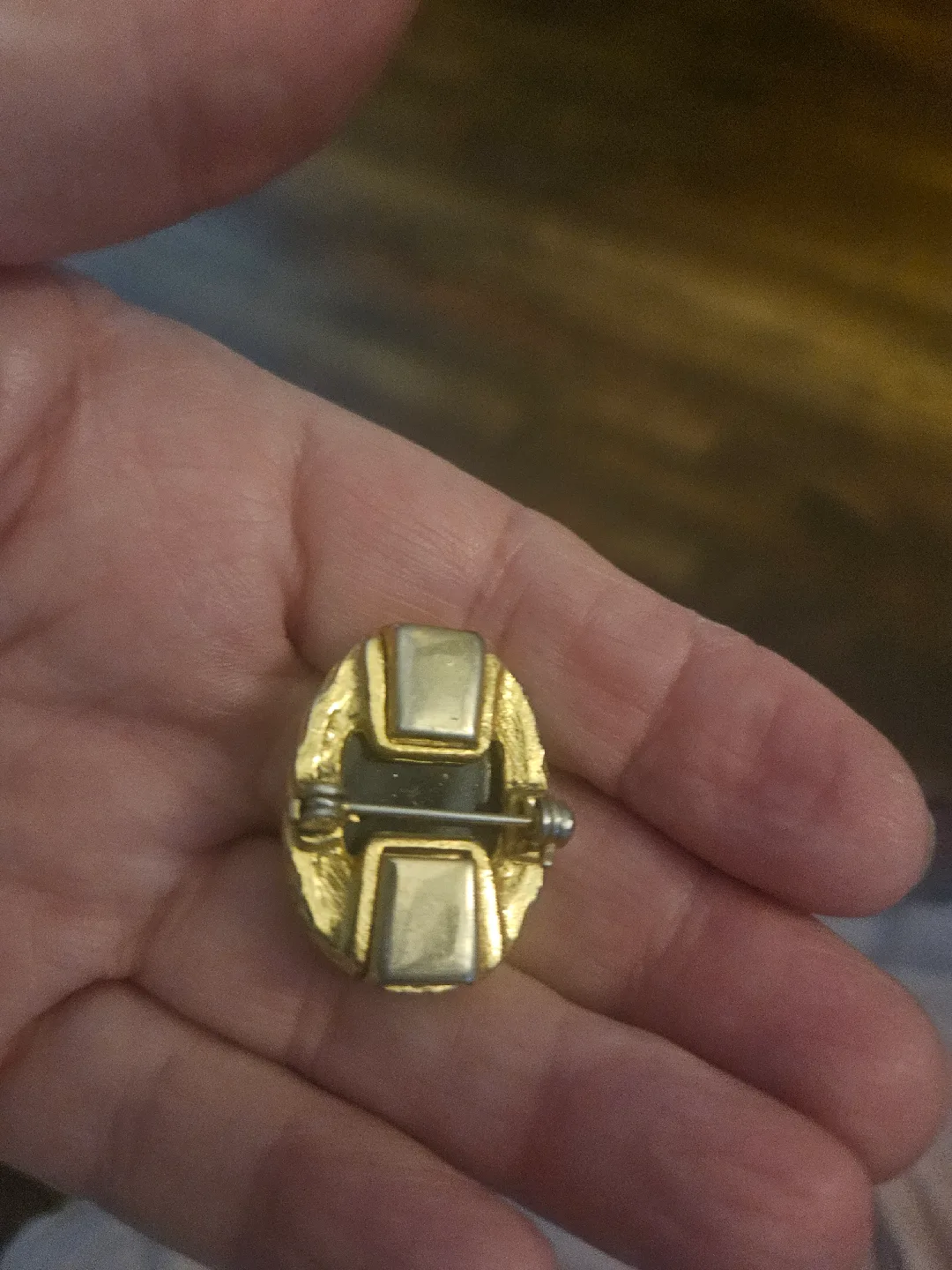 VTG 60s  gold tone black  glass cameo style brooch image indicator(3)