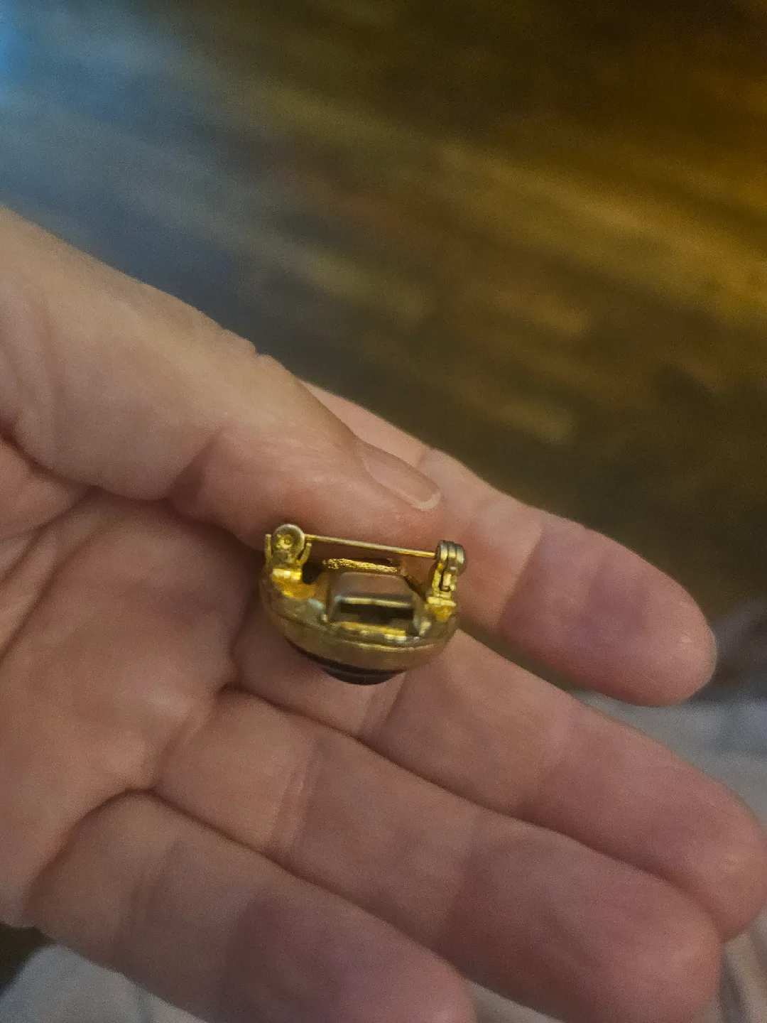 VTG 60s  gold tone black  glass cameo style brooch image indicator(4)