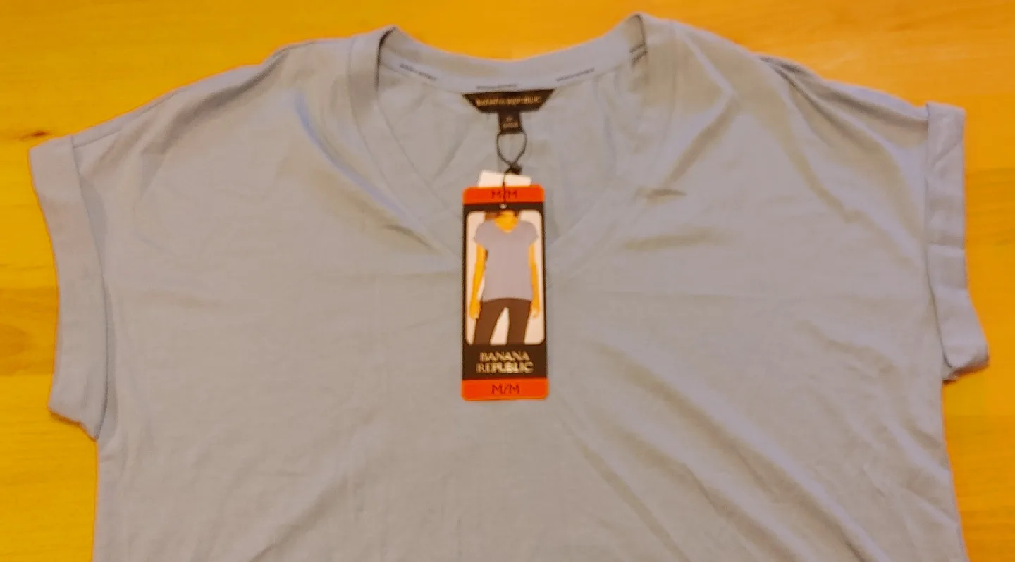 New Banana Republic T-Shirt - Size M image indicator(9)