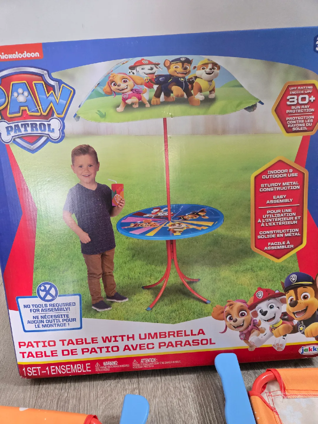 NEW kids indoor/outdoor table and 2 folding chairs image indicator(3)