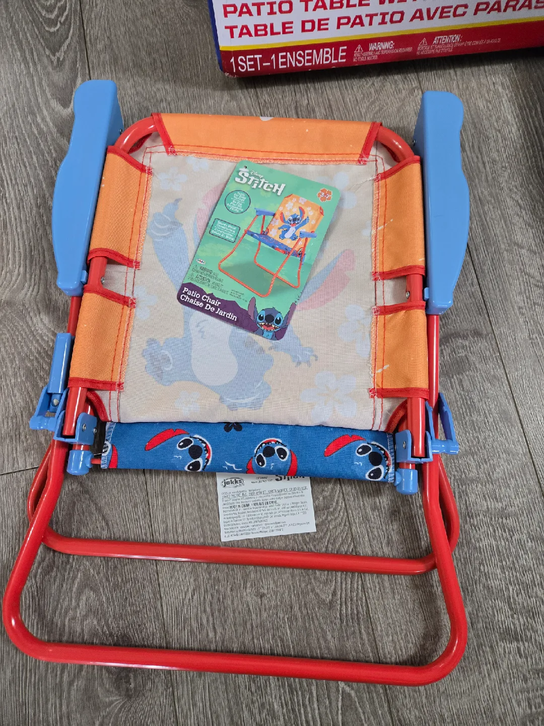 NEW kids indoor/outdoor table and 2 folding chairs image indicator(4)