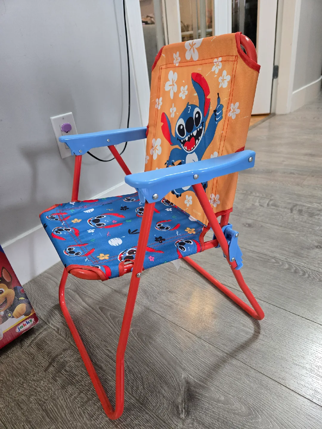 NEW kids indoor/outdoor table and 2 folding chairs image indicator(5)