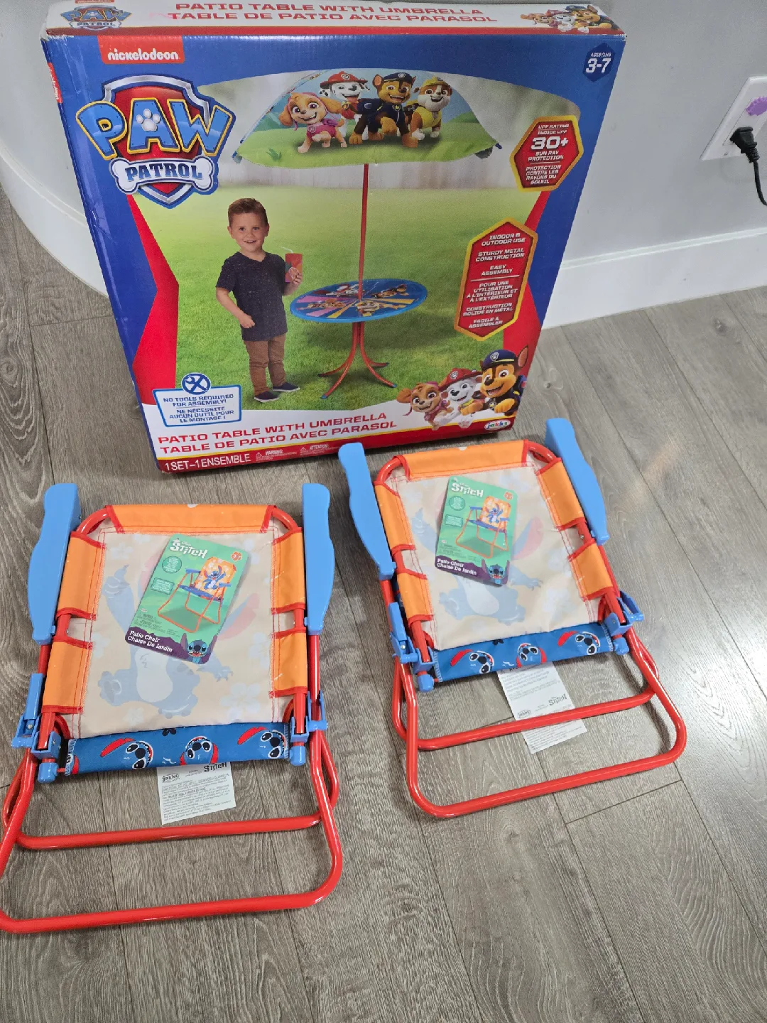 NEW kids indoor/outdoor table and 2 folding chairs image indicator(6)