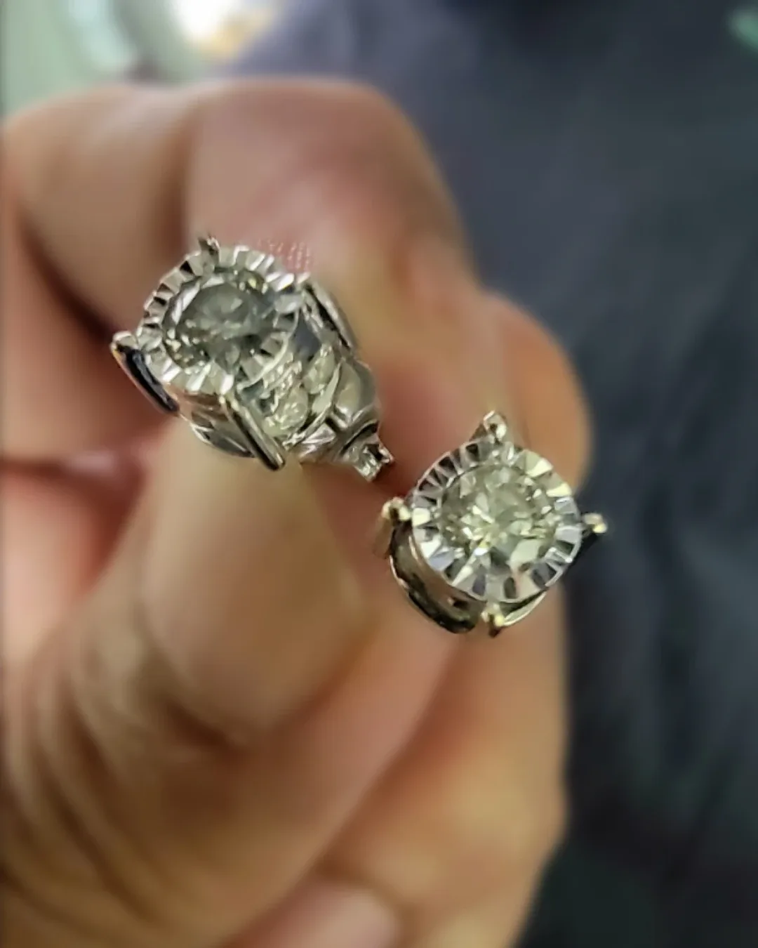 Diamond Stud Earrings image indicator(3)