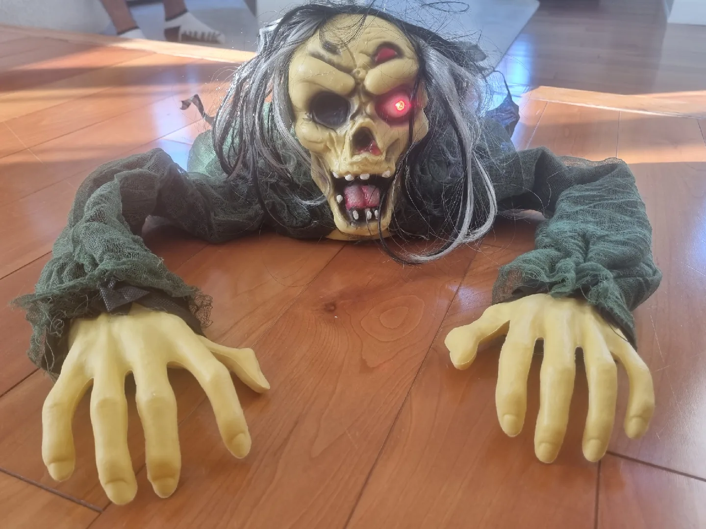 Halloween Roaring Zombie Decoration image indicator(2)