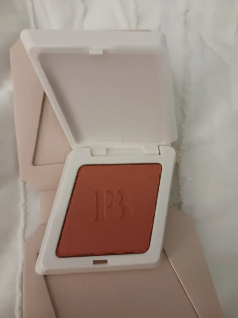 Fenty Beauty Cheeks Suede Powder Blush - Petal Poppin' 02 image indicator(3)