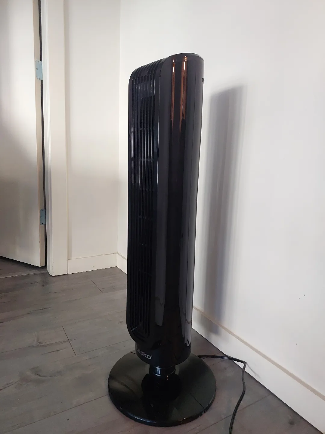 Slim Oscillating Tower Fan + Remote Control, Black, 32-in image indicator(2)