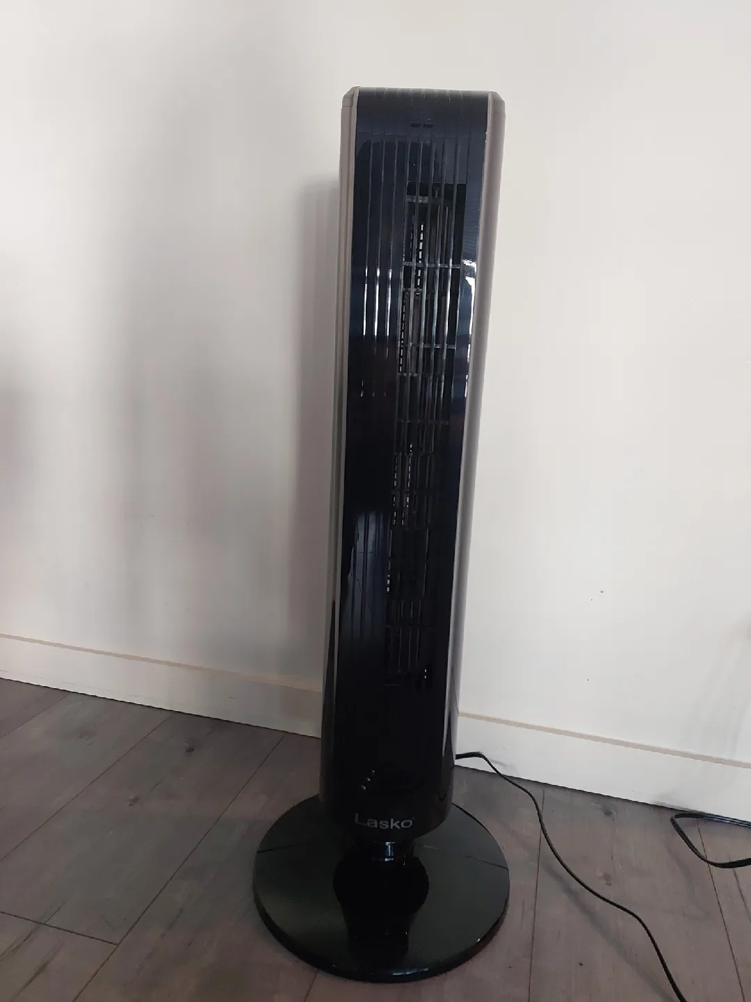 Slim Oscillating Tower Fan + Remote Control, Black, 32-in image indicator(3)