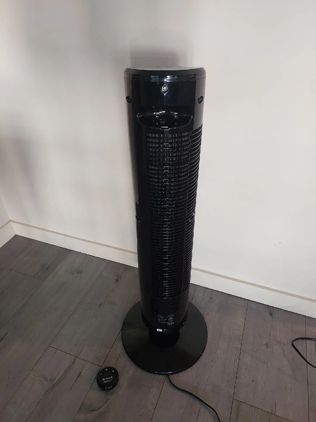 Slim Oscillating Tower Fan + Remote Control, Black, 32-in image indicator(5)