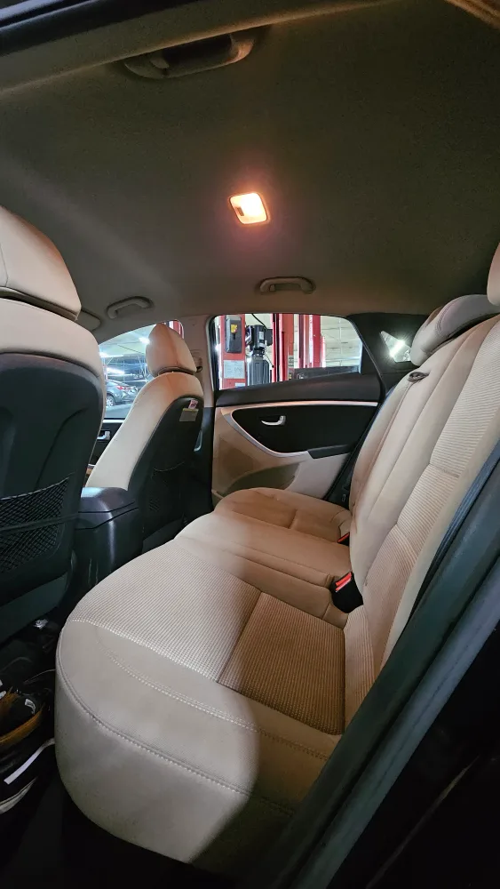 Hyundai Elantra GT - Black Hatchback image indicator(5)