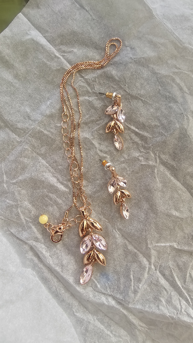 🧡 Blush Petal Cascade Necklace & Earring Set