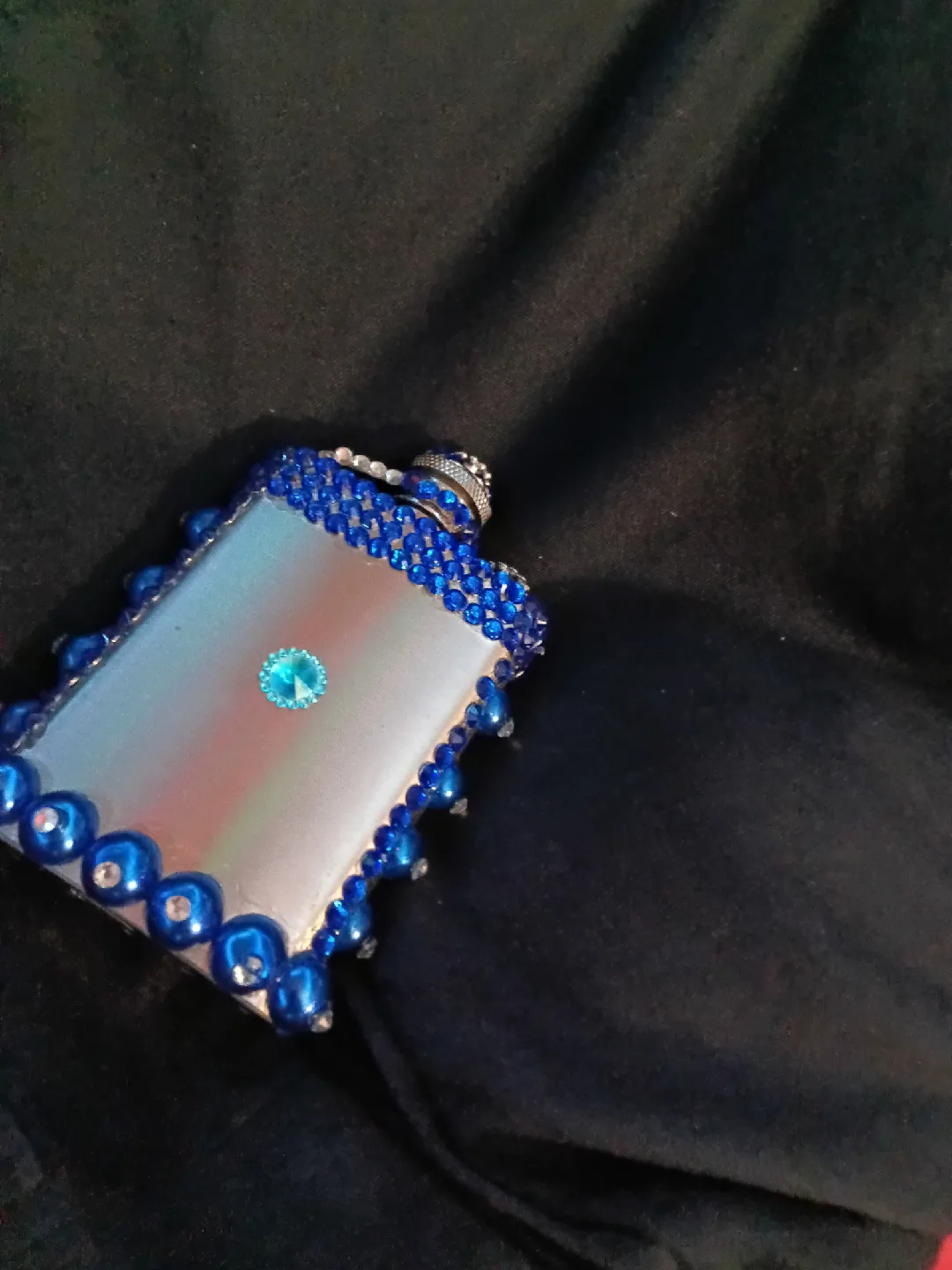 Decorated Hip Flask image indicator(3)