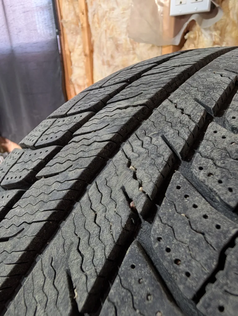 (4)-225/65R17 Michelin X-Ice Winter Tires image indicator(3)