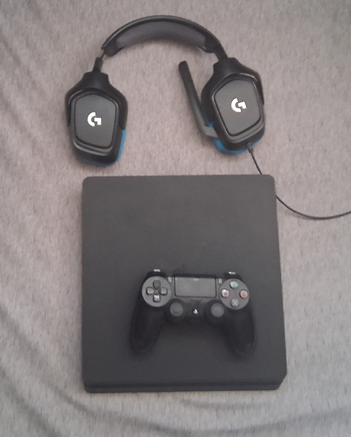 Logitech G335 Headset & PS4 Controller