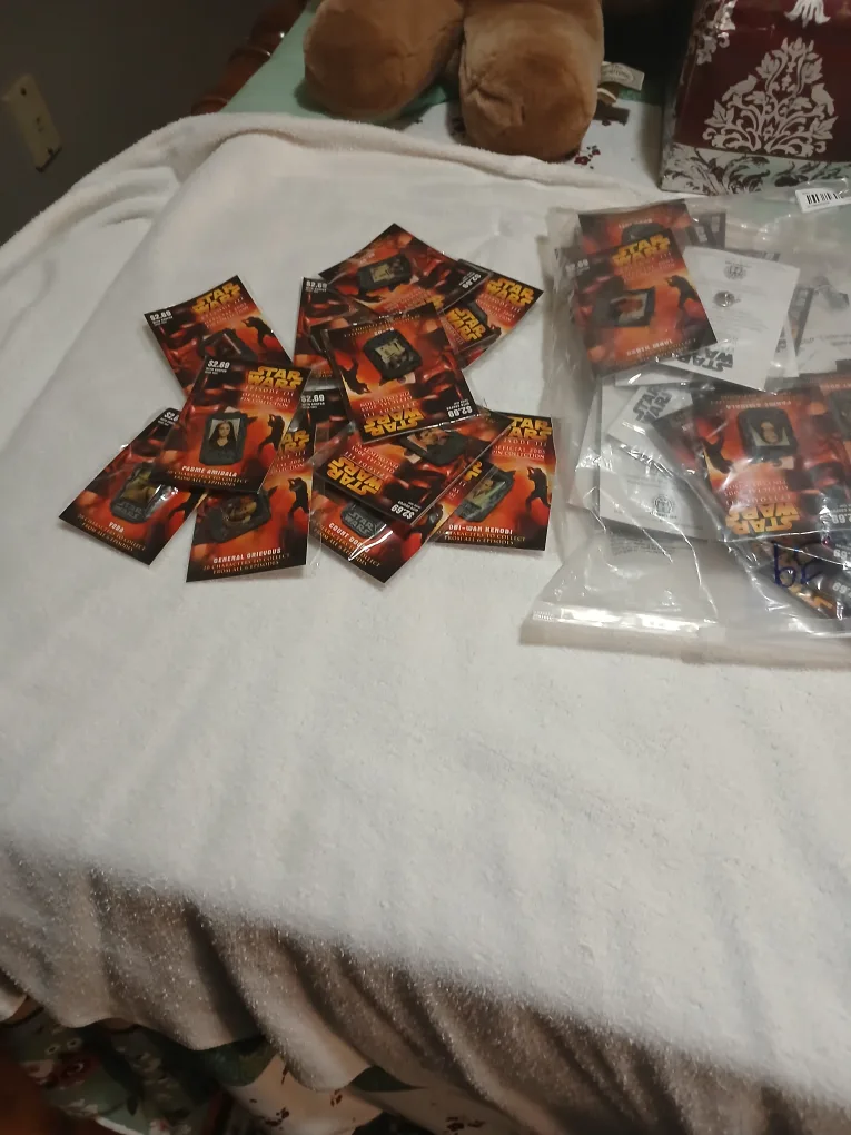 Star Wars & Hockey Canada Pin Collection image indicator(3)